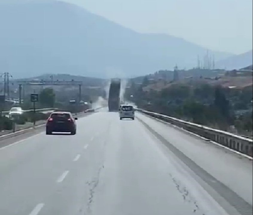 Denizli'de dorsesi açık giden tır EDS levhasını yerinden söktü