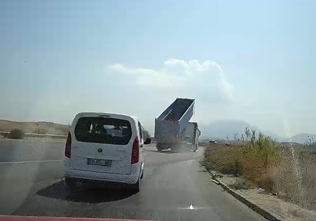 Denizlide dorsesi açık giden tır EDS levhasını yerinden söktü
