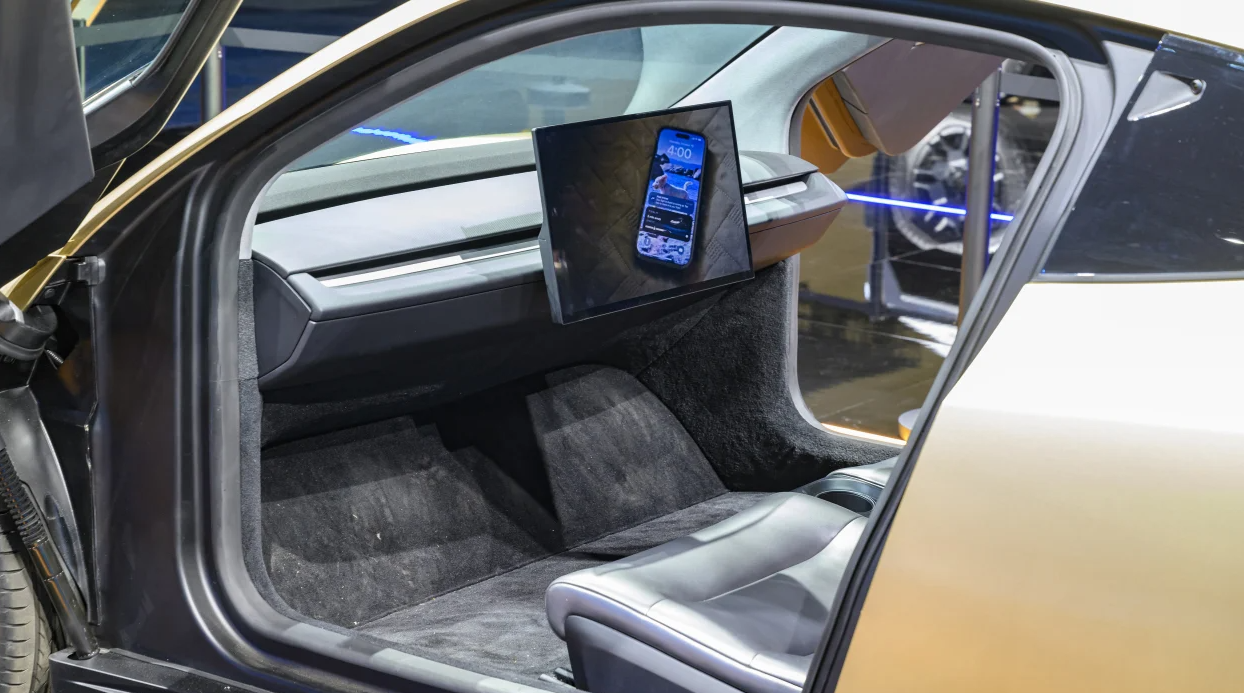 Direksiyonsuz yolculuk başladı! Tesla’nın robotaksisi yollara indi