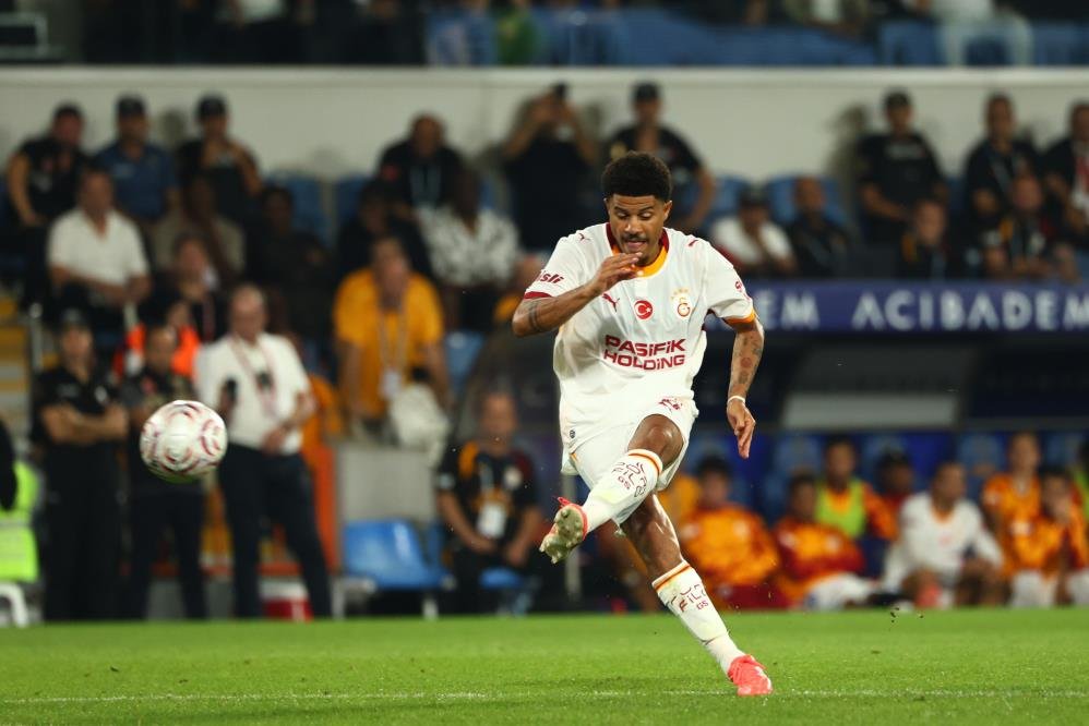 Galatasaray'ın galbiyet golü Gabirel Sara'dan geldi.