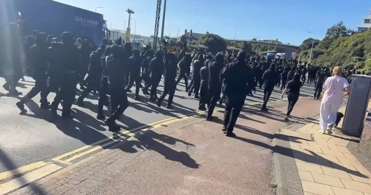 İngiltere'de maskeli göç karşıtı protestocular limanı bastı, Fransa ile tüm ulaşım kesildi!