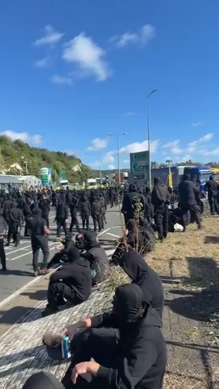 İngilterede maskeli göç karşıtı protestocular limanı bastı, Fransa ile tüm ulaşım kesildi!