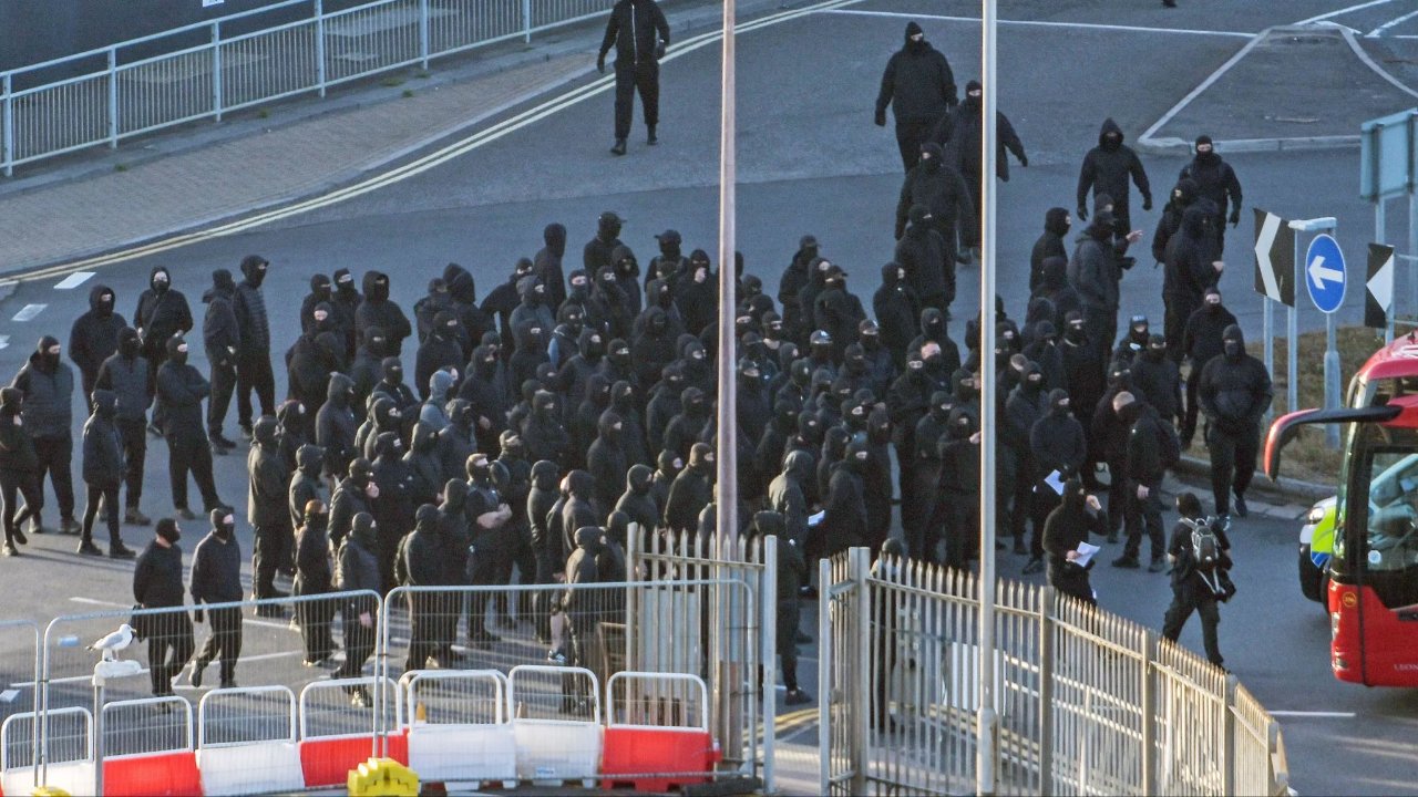 İngiltere'de maskeli göç karşıtı protestocular limanı bastı, Fransa ile ulaşım kesildi!