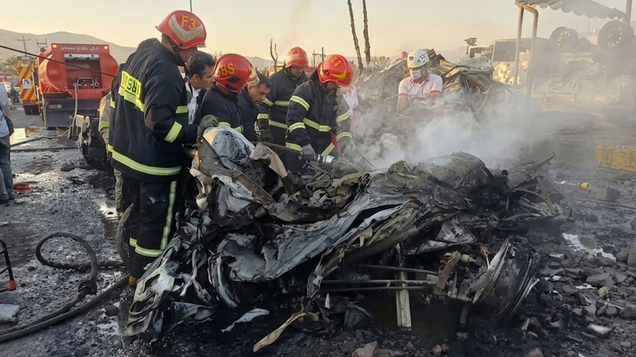 İran'da ortalık savaş alanına döndü! Zincirleme kazada tanker alev topuna döndü: 10 ölü
