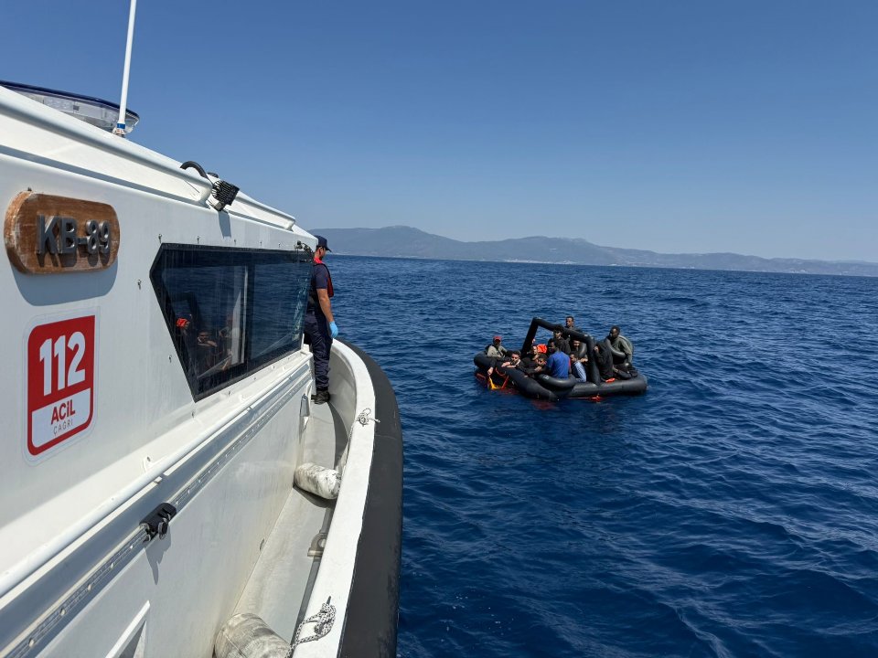 İzmir'de Yunanistan tarafından geri itilen 57 göçmen kurtarıldı