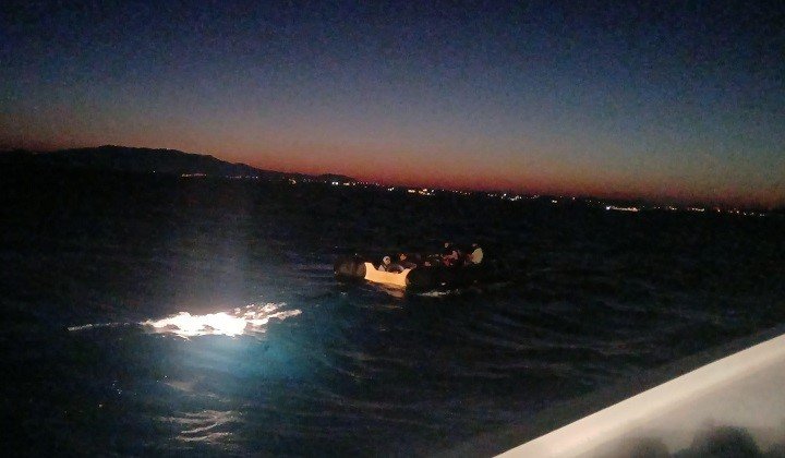 İzmirde Yunanistan tarafından geri itilen 57 göçmen kurtarıldı