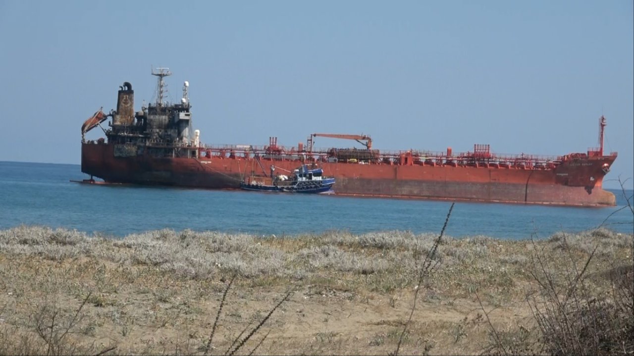 Karadeniz'de drone ile vurulan gemi Samsun'da karaya oturdu
