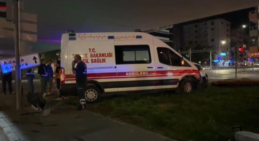 Kayseri'de can pazarı! Hasta taşıyan ambulans otomobile çarptı, çok sayıda yaralı var