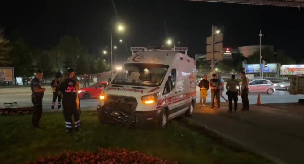 Kayseri'de can pazarı! Hasta taşıyan ambulans otomobile çarptı, çok sayıda yaralı var