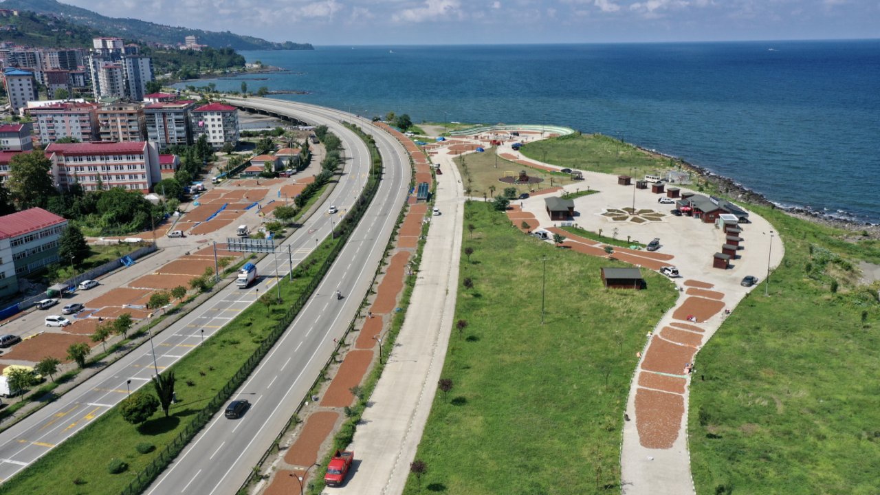Sahil yolunda tonlarca ürün! Gece gündüz başında nöbet tutuyorlar
