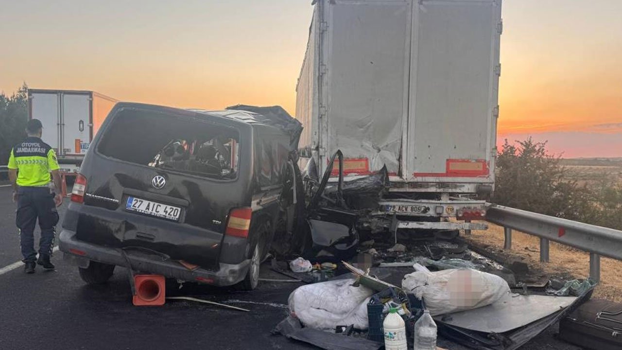 Şanlıurfa’da feci kaza! Minibüs park halindeki tıra çarptı, ölü ve yaralılar var