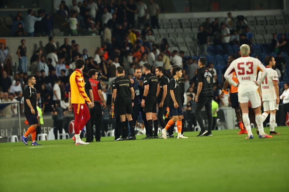 Umut Bozok, 79'uncu dakikada; Nuri Şahin ise maç sonu kırmızı kart gördü.