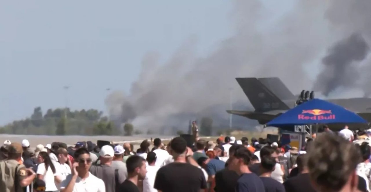 Yunan savaş uçağı hava gösterisinde düştü! F-4 Phantom yere çakıldı
