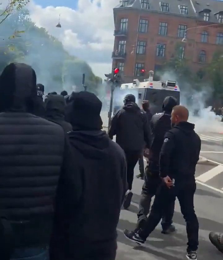 Avrupada göç krizinde cadı kazanı kaynıyor! İngilterenin ardından Kopenhag sokakları savaş alanına döndü: Polis copla müdahale etti
