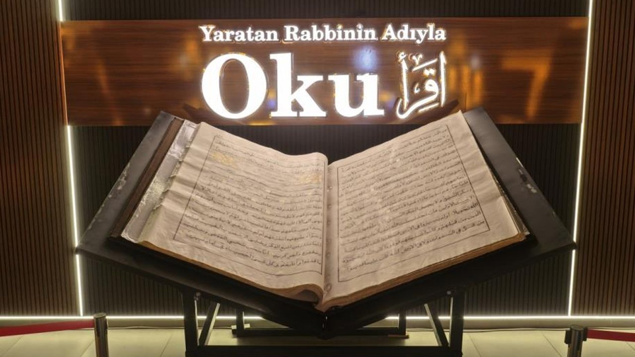 Boyu 150, eni 110 santimetre! Dünyanın en büyük ikinci Kur'an-ı Kerim'i ziyarete açıldı
