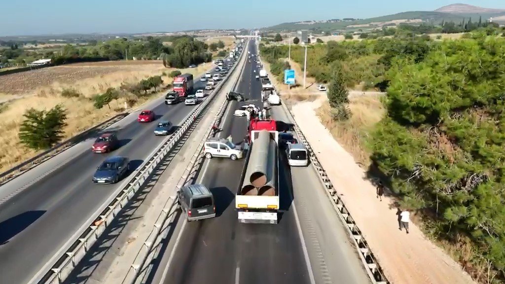 Bursada tırdan yola dökülen mazot kazaya neden oldu! 10 araç birbirine girdi