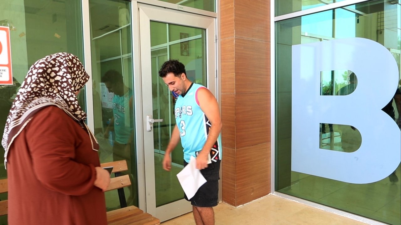 Çıplak ayakla sınava koştu, kapıda kalınca 