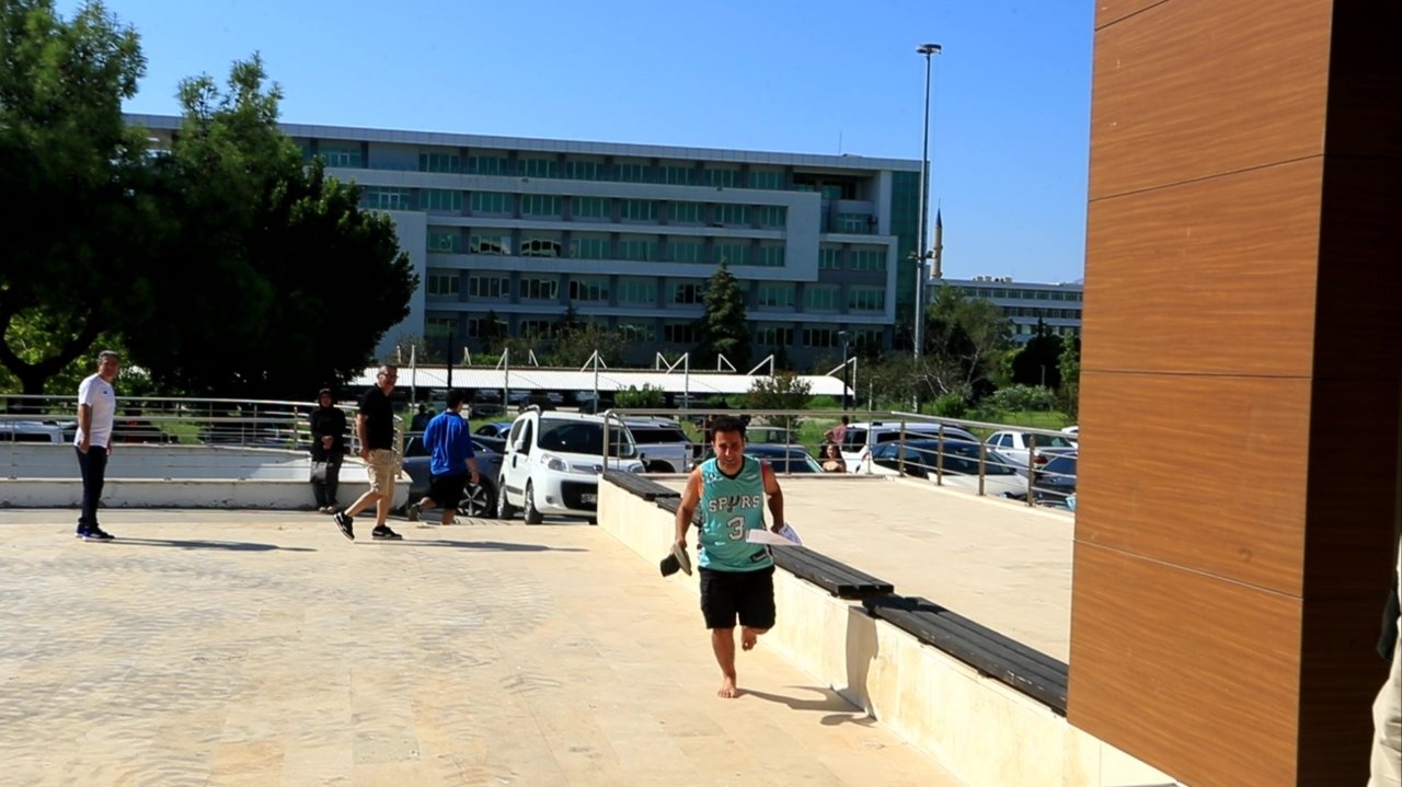 Çıplak ayakla sınava koştu, kapıda kalınca 