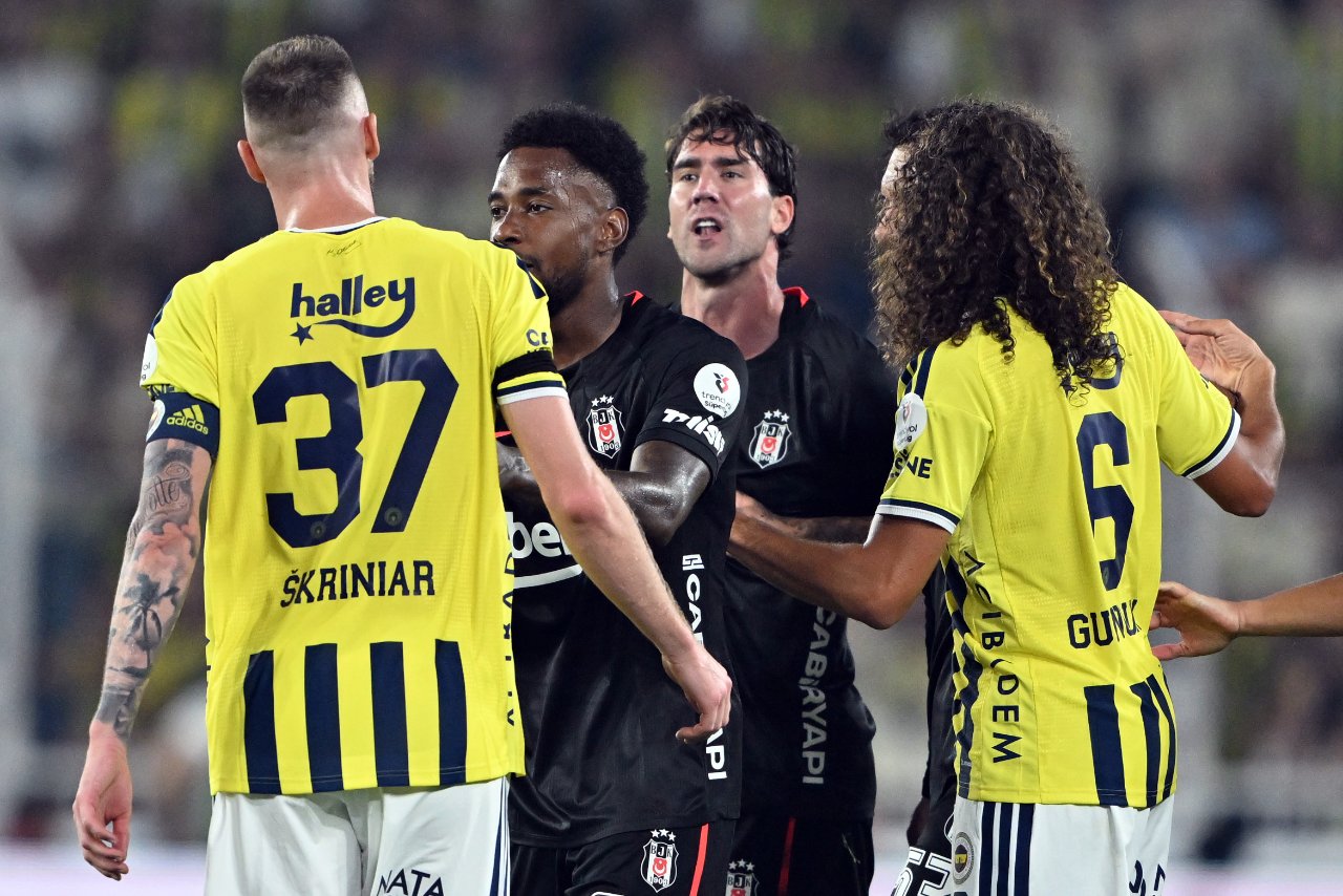 İki futbolcu arasındaki tartışma uzun süre devam etti