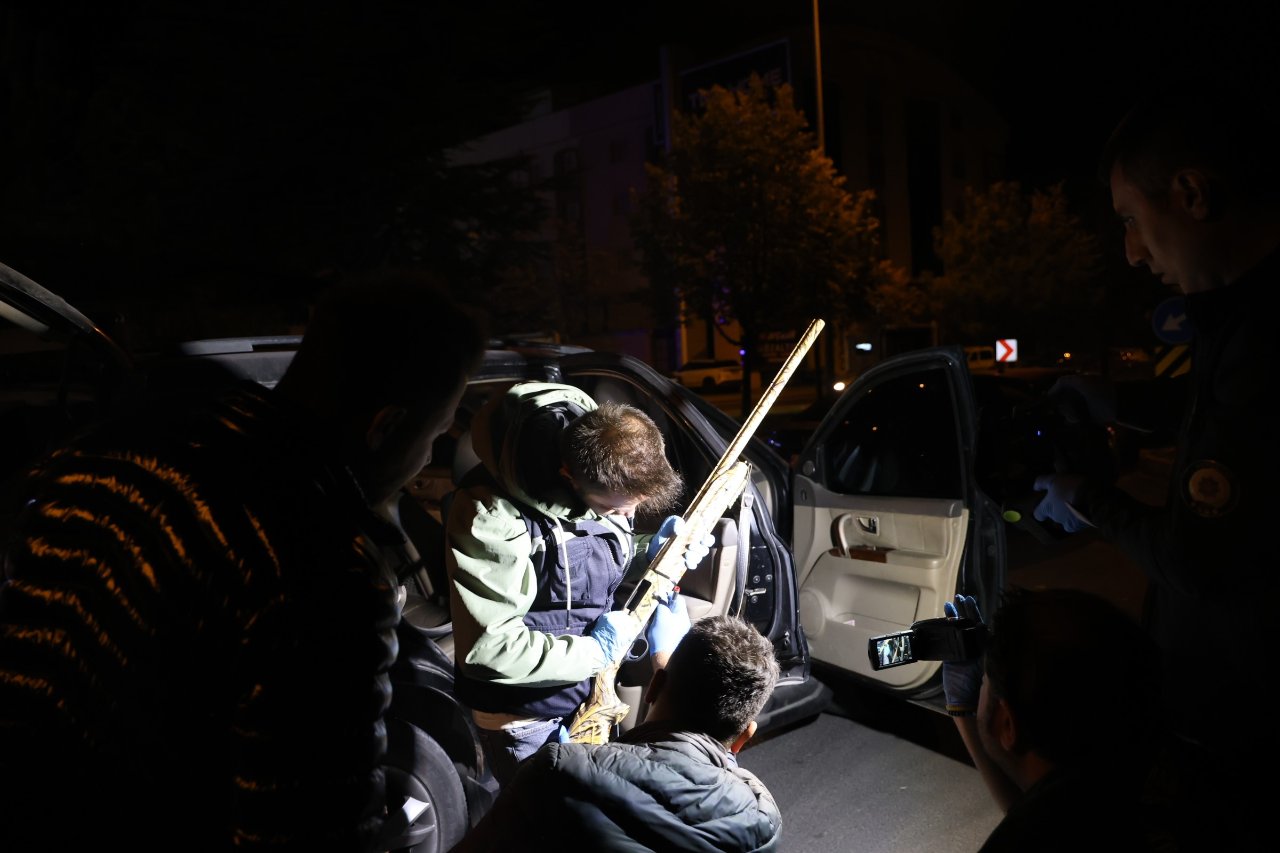 Polisin şüphelenip durdurduğu araçta cinayet şüphelileri çıktı