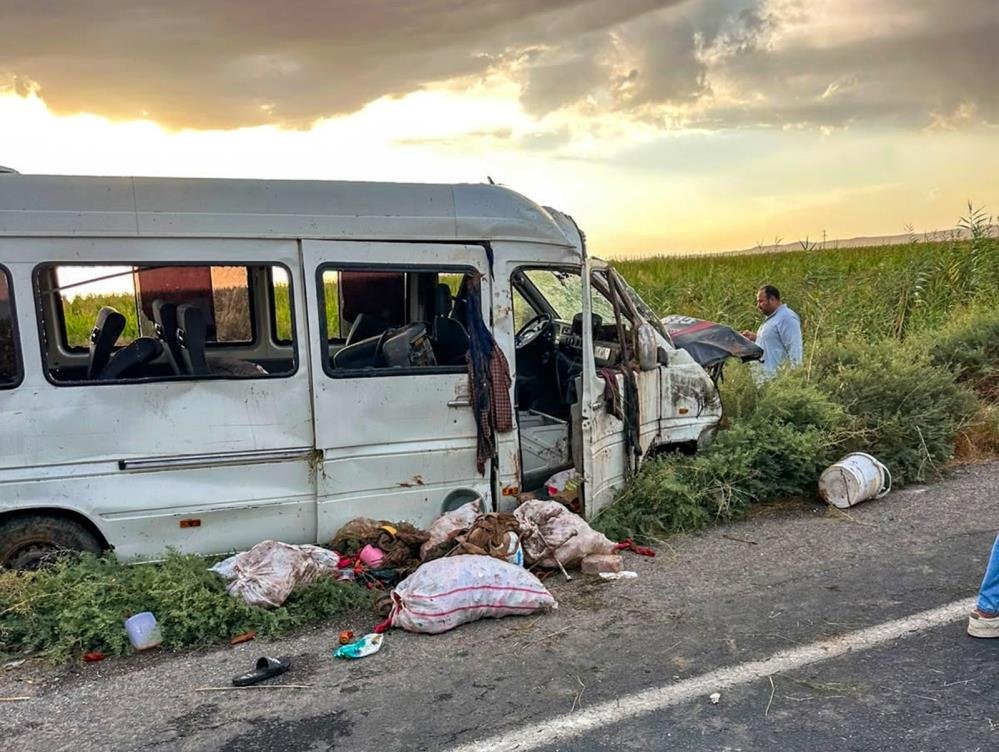 Şanlıurfa'da can pazarı! Tarım işçilerini taşıyan servis kanala devrildi: 15 yaralı