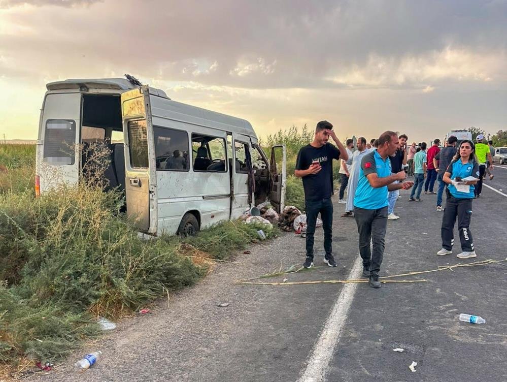 Şanlıurfa'da can pazarı! Tarım işçilerini taşıyan servis kanala devrildi: 15 yaralı
