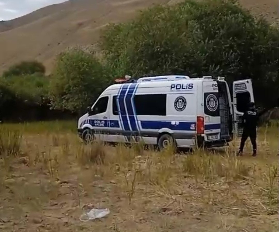 Vanda korkunç ölüm: Atla dereyi geçmeye çalışırken akıntıya kapıldı