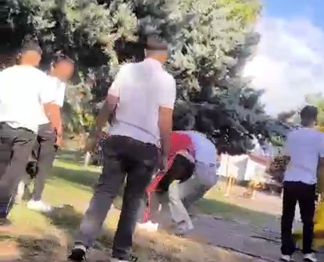 17 yaşındaki çocuğu parkta darp edip, görüntüleri ailesine gönderdiler
