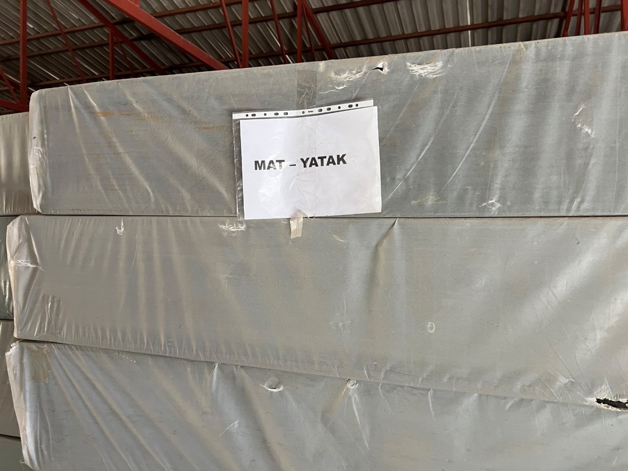 AHBAP deposunda yüzlerce çadır ve yardım malzemesi bulundu