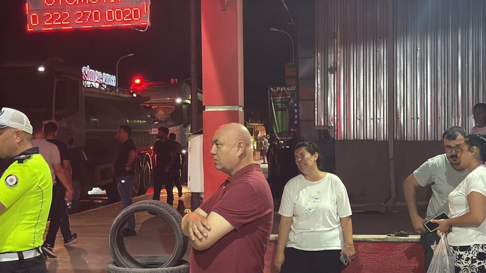Alevlere teslim olan iş yerini gözyaşlarıyla izledi