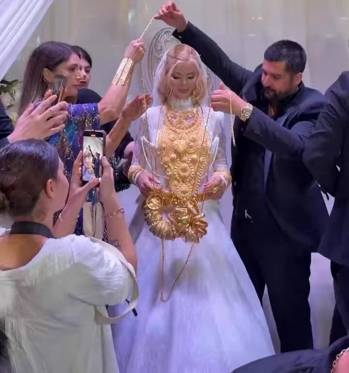 Çağla Öz’ün düğününde gösterişin dozu kaçtı! Altın takacak yer bırakmadılar