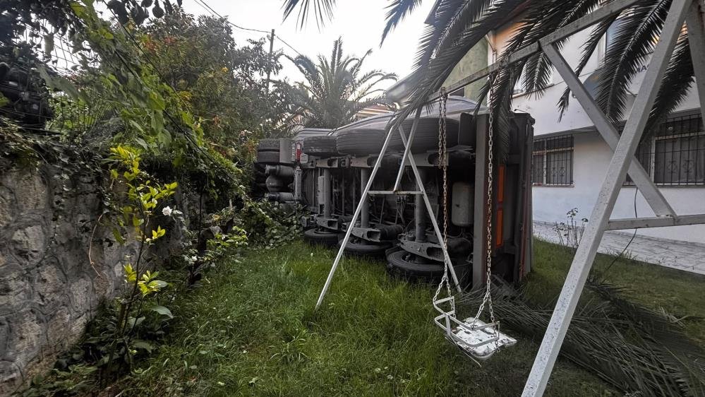 Düzce'de can pazarı! Tır ile patpat çarpıştı, çok sayıda ölü ve yaralı var