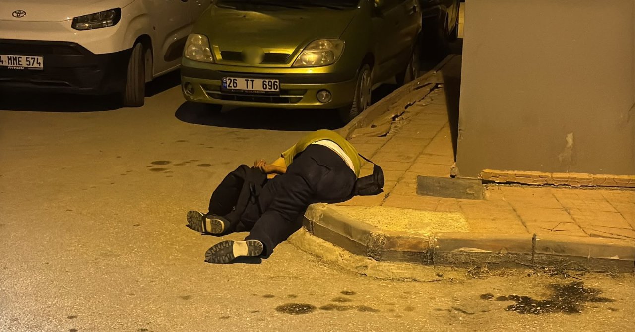 Eskişehir'de ilginç olay! Kaldırımda sızan alkollü şahsın cebinde müzik çalmaya devam etti