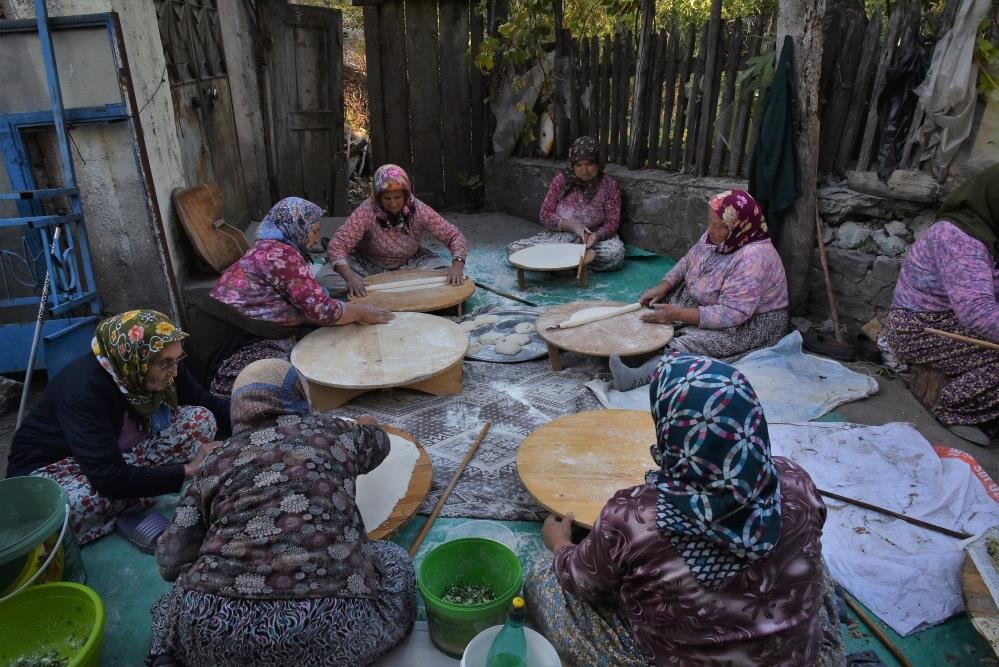 Her gün birine gidiyorlar! Paranın geçmediği gelenek