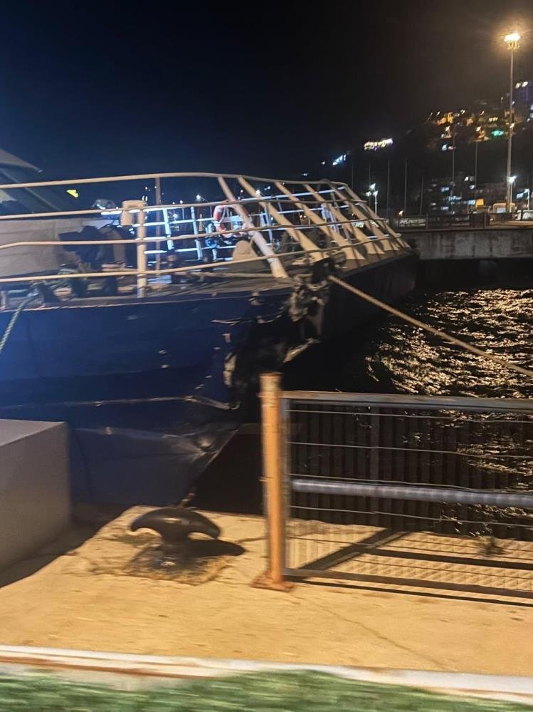 İDO deniz otobüsü Mudanya İskelesi’ne çarptı!