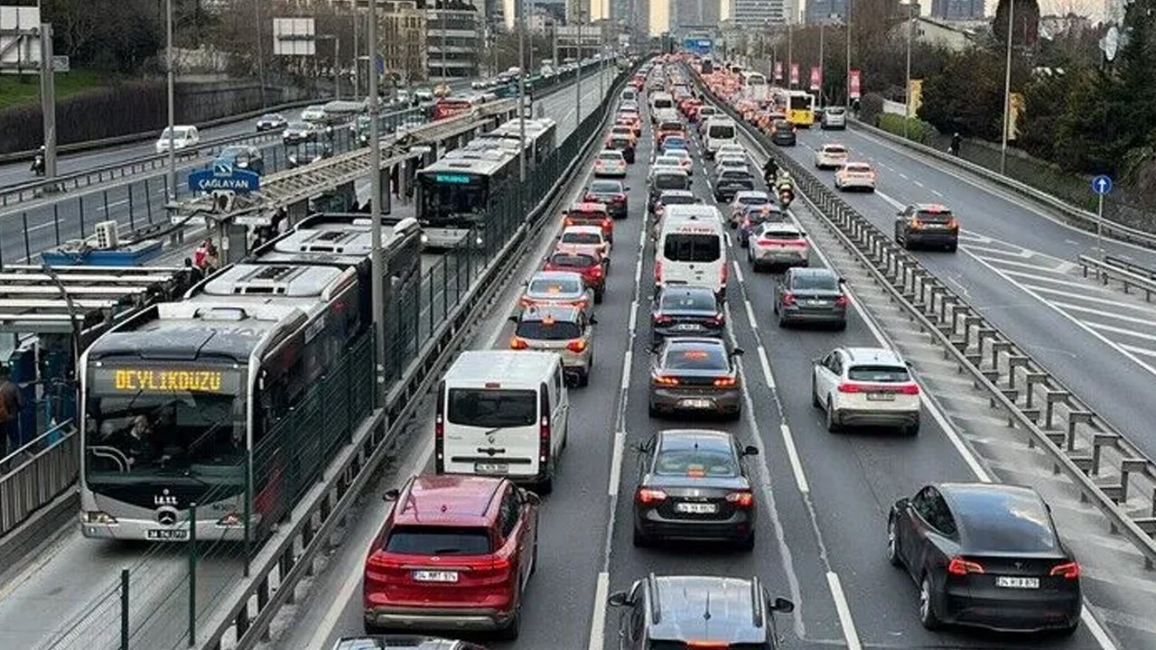 İstanbul'da uyum haftası ve ilk iş gününde trafik yoğun!