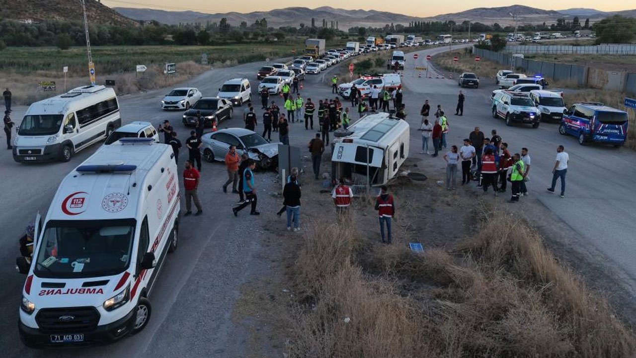 Kırıkkale’de feci kaza! İşçi servisi ile otomobil çarpıştı: 14 yaralı