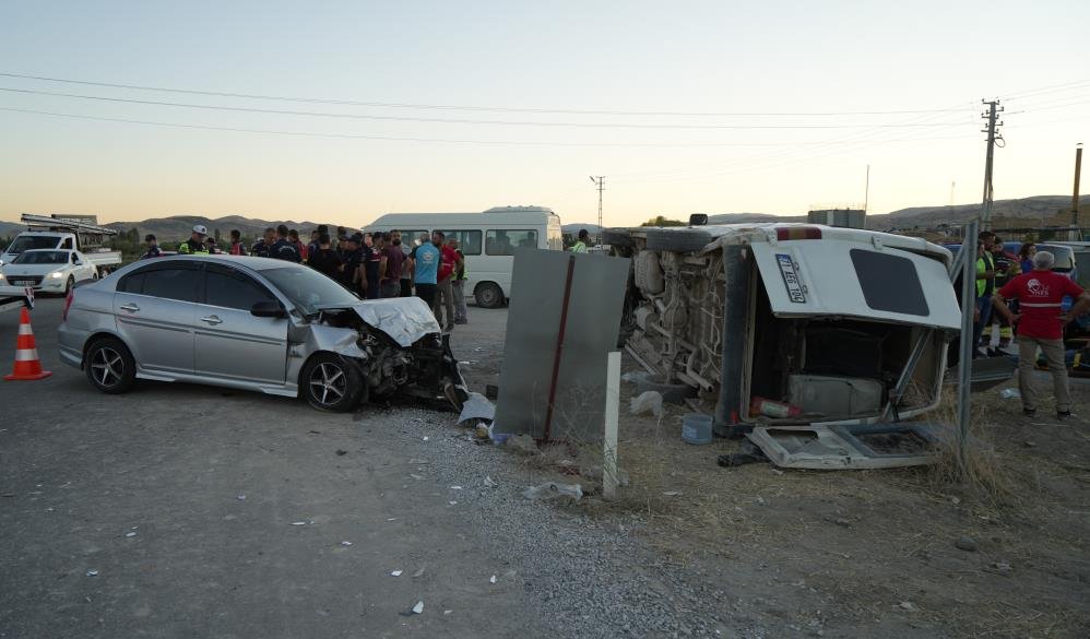 Kırıkkale’de feci kaza! İşçi servisi ile otomobil çarpıştı: 14 yaralı