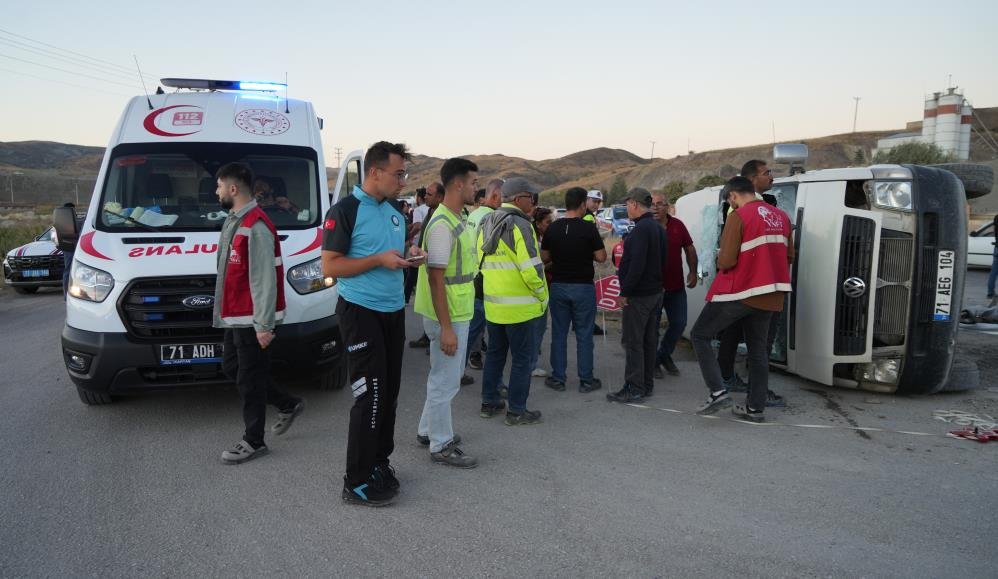 Kırıkkale’de feci kaza! İşçi servisi ile otomobil çarpıştı: 14 yaralı