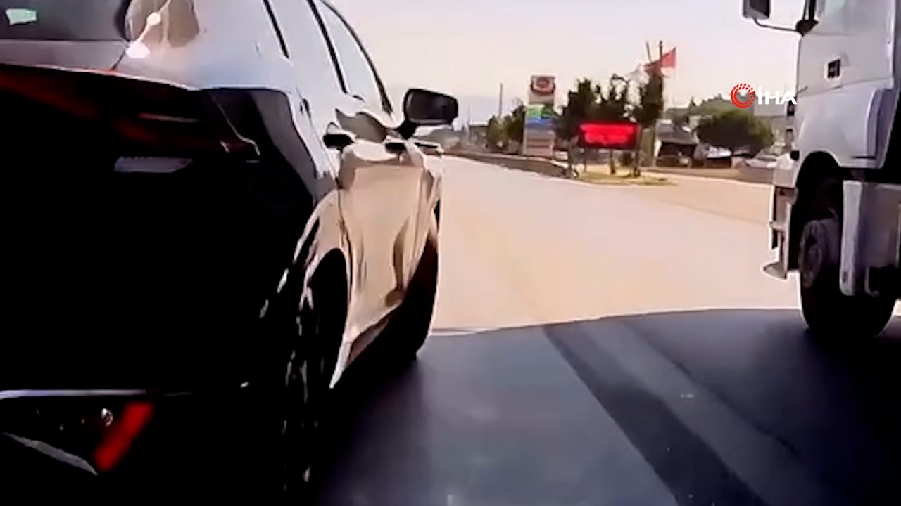 Kırmızı ışık ihlali yapan cipe motosiklet çarptı! O anlar kamerada