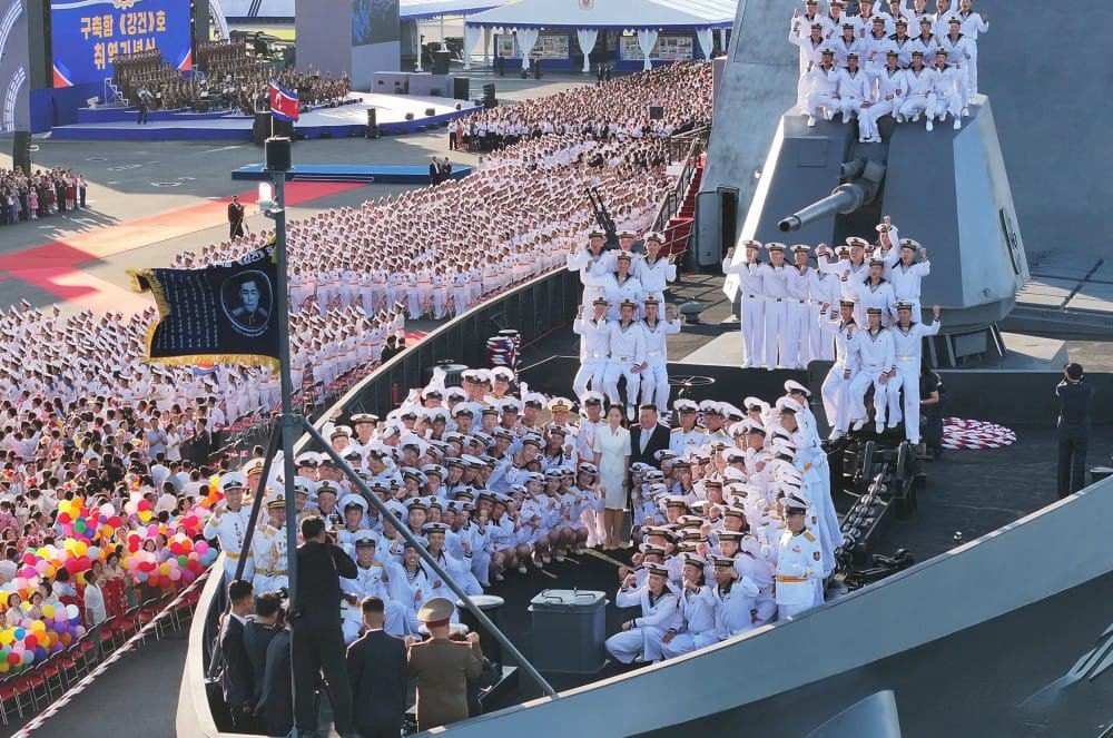 Kuzey Koreden denizde güç gösterisi: Yeni savaş gemisi hizmete girdi, zamanlaması ise manidar