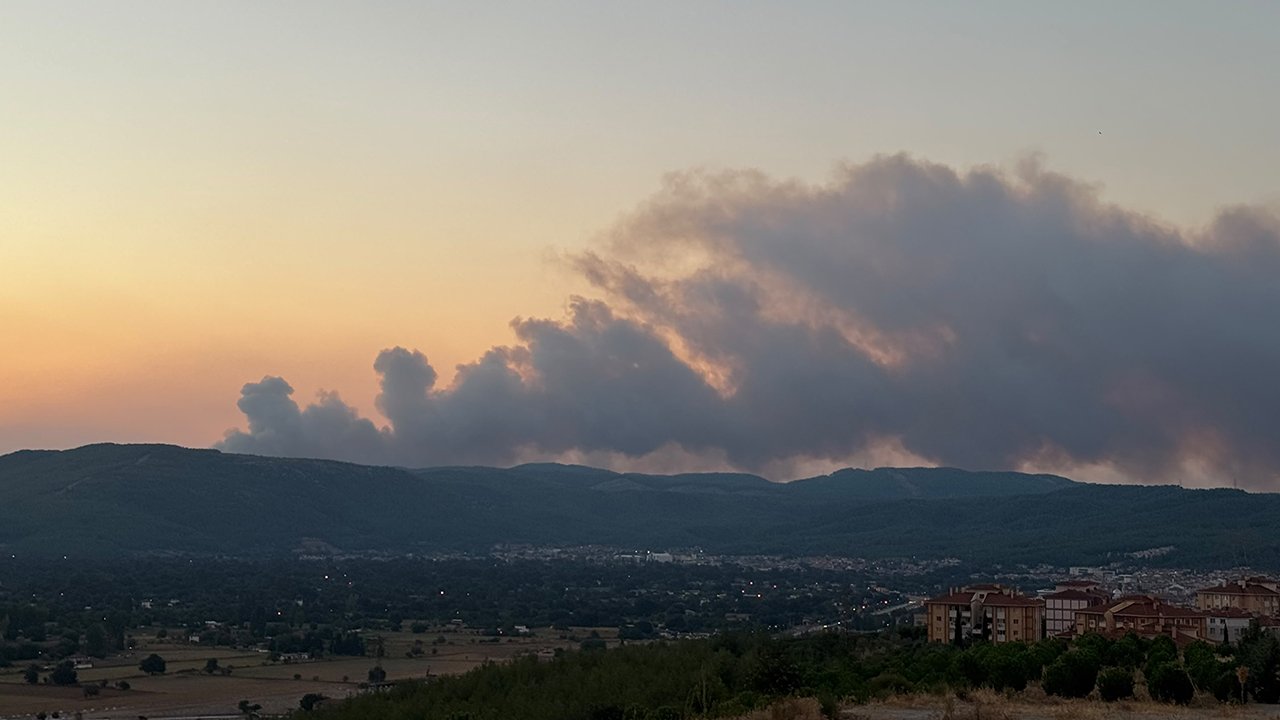 Muğla ve Antalya'da orman yangını! Ekipler bölgede