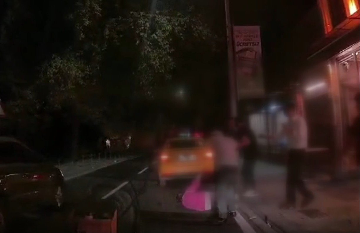 Bir taksici dehşeti daha! Yaşlı çifti araçtan indirip darbetti