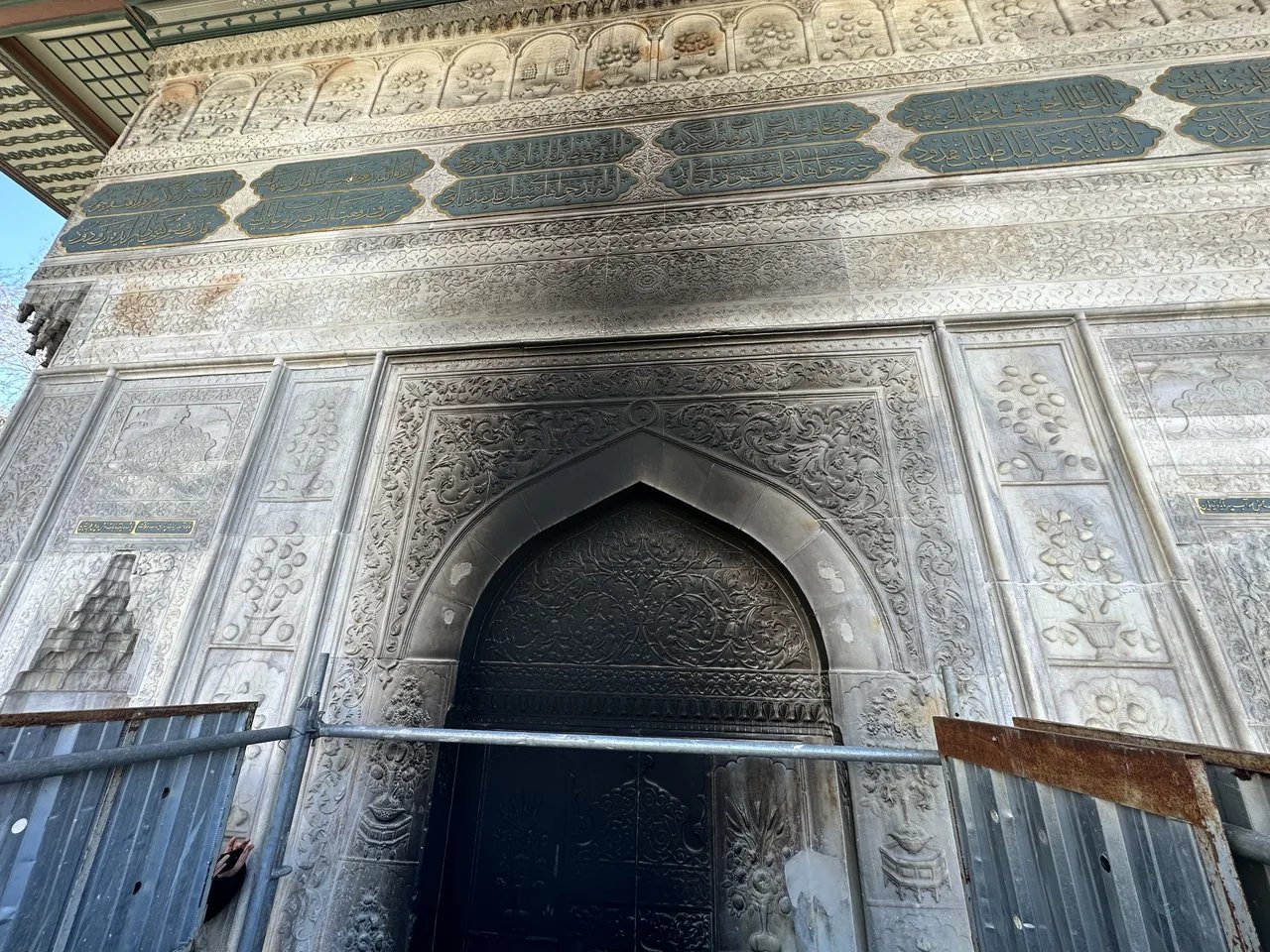 Bu defa grafiti çizdiler... Tophane  Çeşmesi yine tahrip edildi