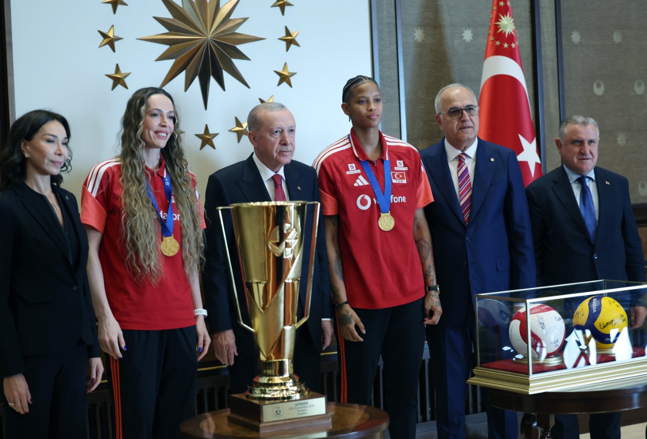 A Milli Kadın Voleybol Takımı, finalde İtalya'yı 3-2 yenerek Avrupa Şampiyonu oldu.
