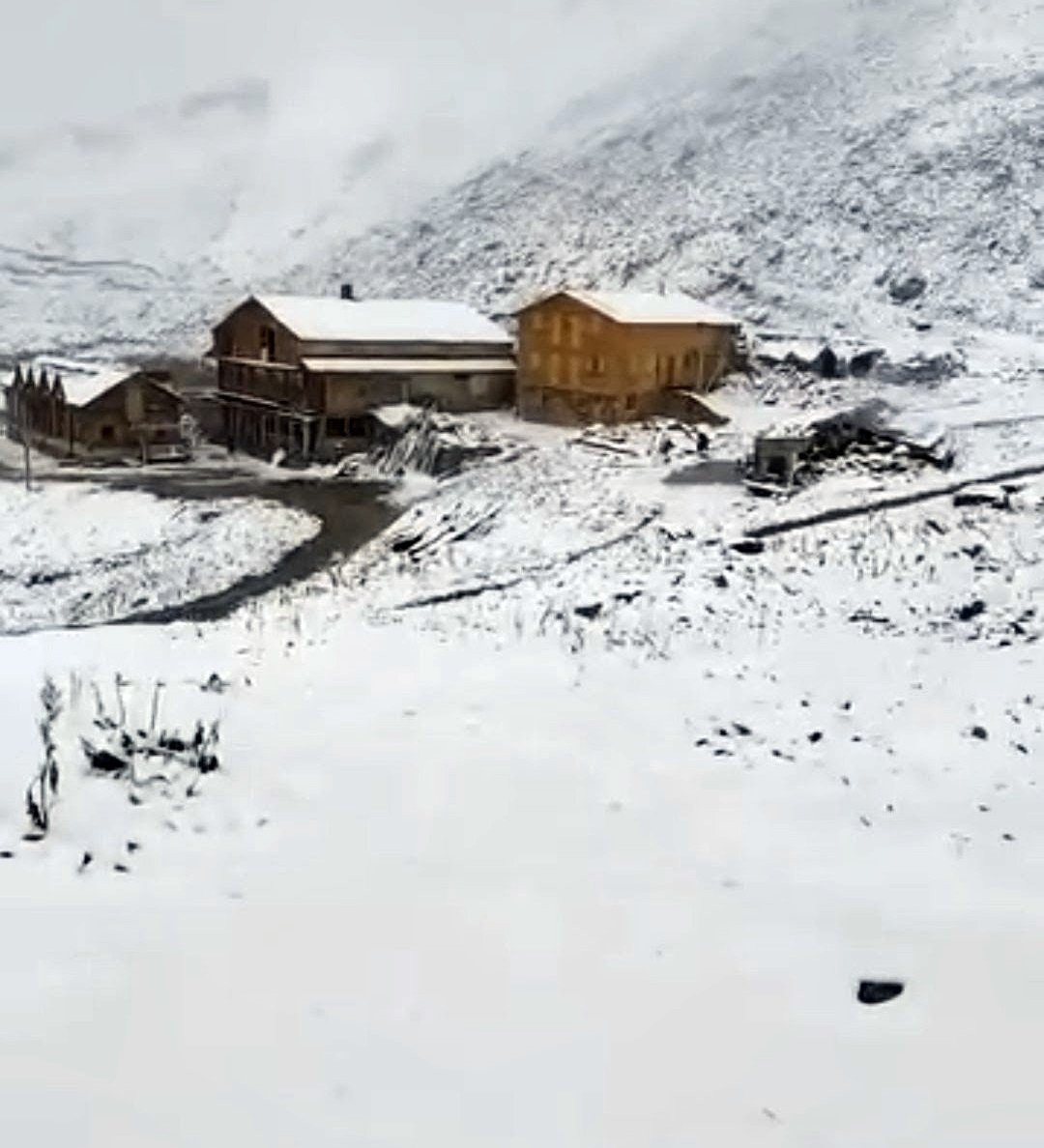 Eylül ayında kış sürprizi! Rize’nin ünlü yaylası beyaza büründü