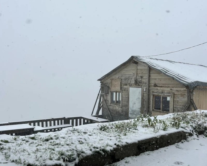 Eylül ayında kış sürprizi! Rize’nin ünlü yaylası beyaza büründü