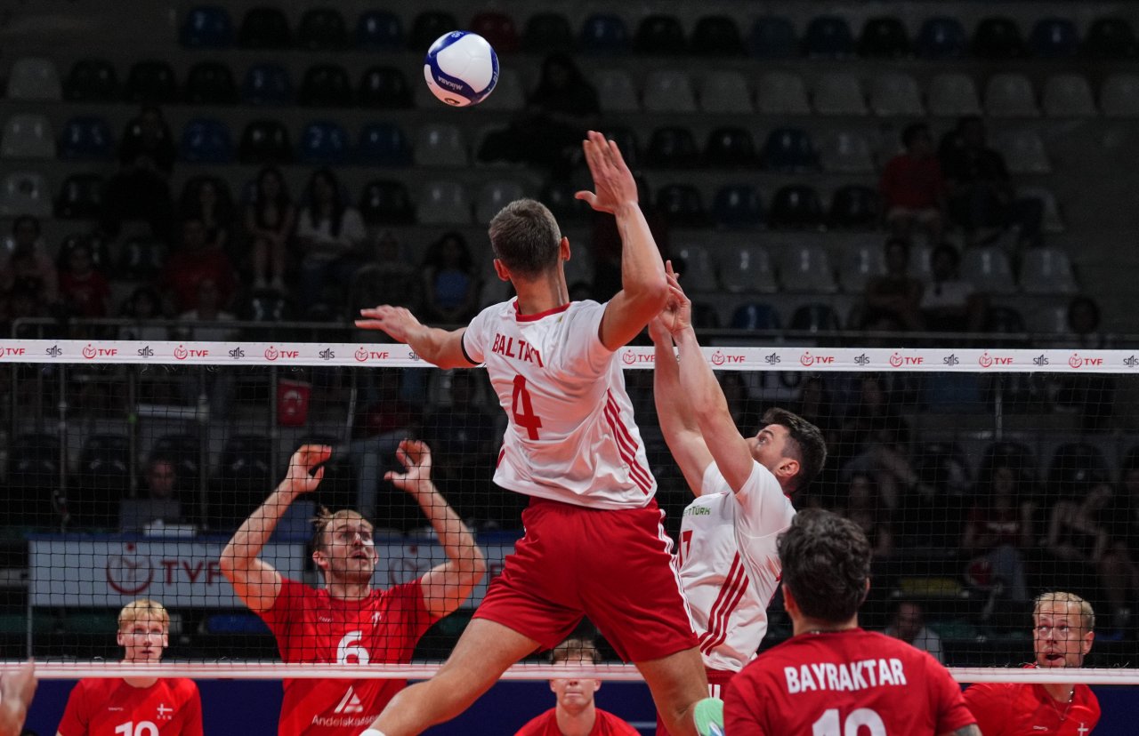 Filenin Efeleri, 2026 CEV Erkekler Avrupa Voleybol Şampiyonası hazırlıkları kapsamında Danimarka ile oynadı. İki takımın anlaşması doğrultusunda 4 set üzerinden oynanan mücadele 2-2 sonuçlandı.