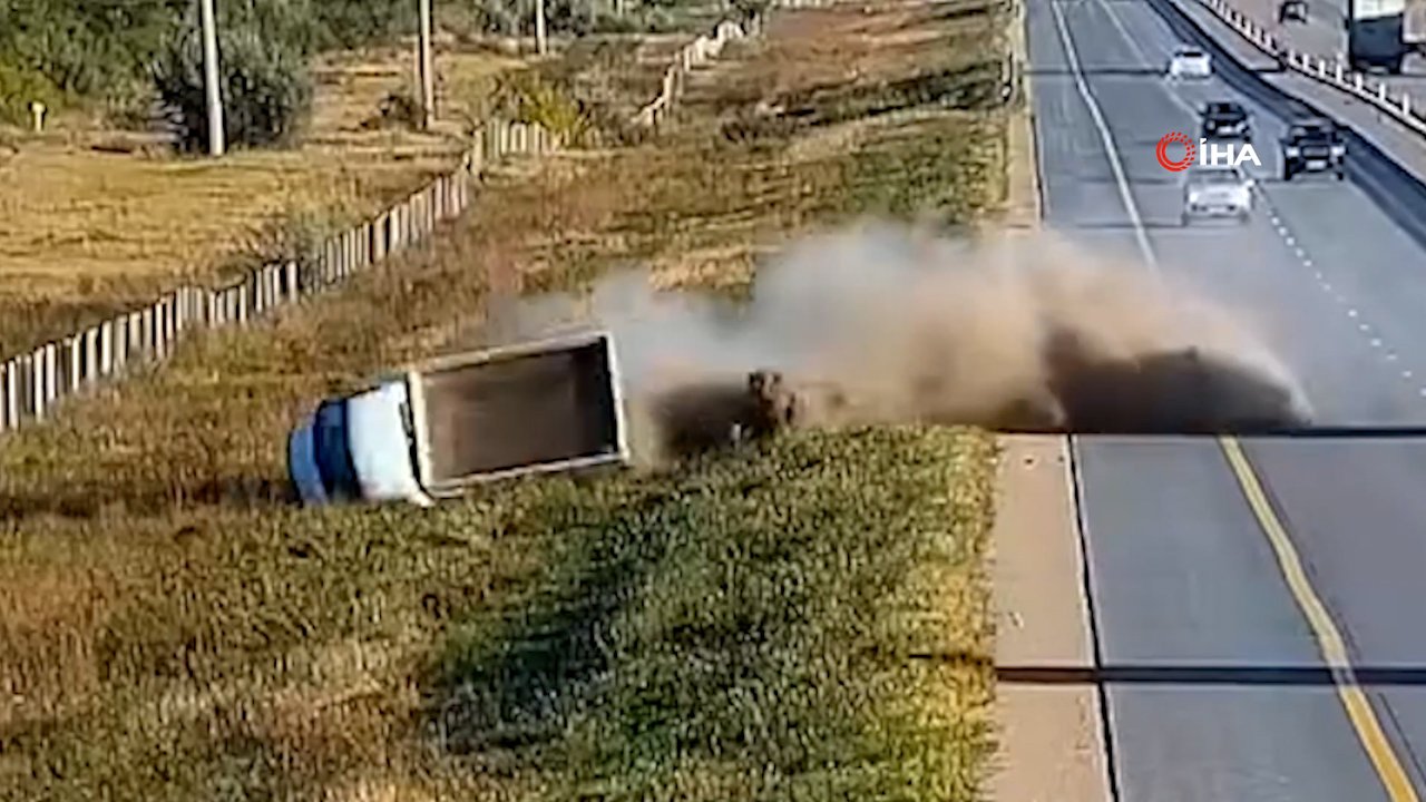 Hatalı sollama can aldı! Takla atarak şarampole uçan kamyonet kamerada