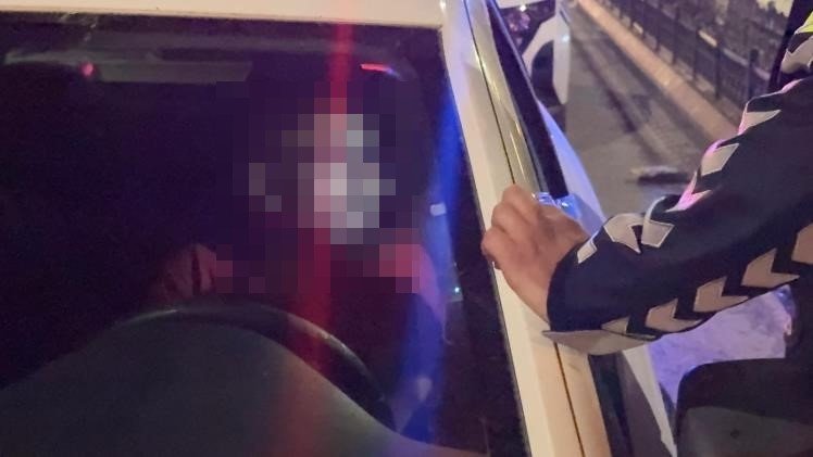 Kayseri'de ilginç görüntü! Yolun ortasında araçta uyuyakaldı, cezayla uyandı